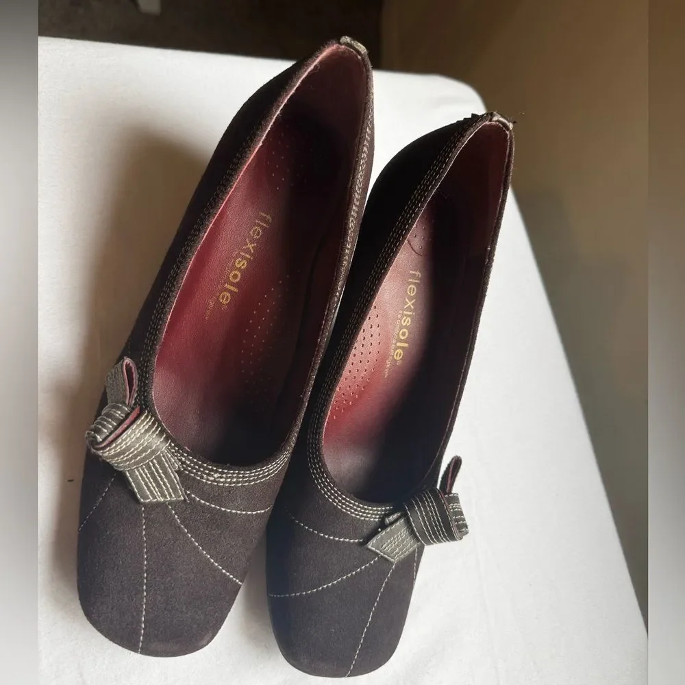 Y2K Rare Flexisole Pumps with a Bow Tie accent and a kitten heel style. size 7